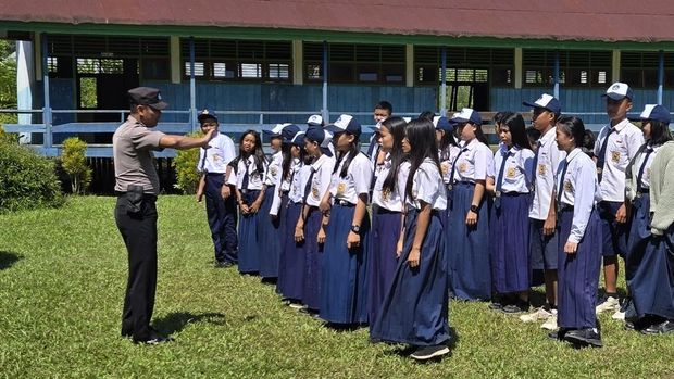 Bhabinkamtibmas Desa Long Sule dan Long Pipa, Bripka Rudi.
