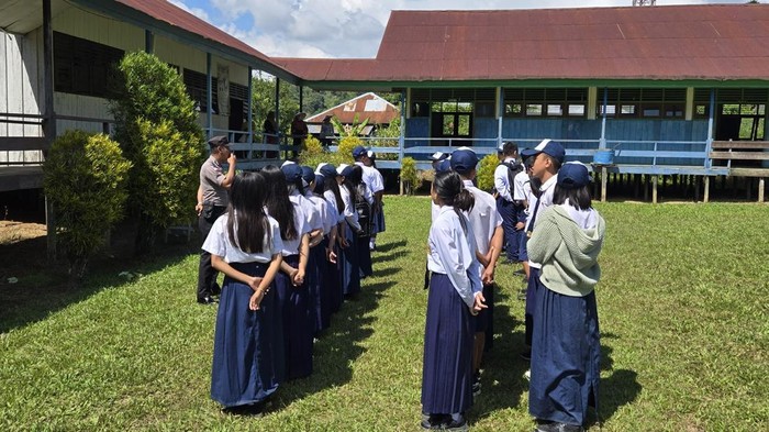 Bhabinkamtibmas Desa Long Sule dan Long Pipa, Bripka Rudi.