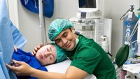 Dalam Instagram miliknya, Billy Syahputra, memperlihatkan momen menemani istrinya, Vika Kolesnaya, melahirkan anak pertama. Foto: dok instagram Billy Syahputra dan Vika Kolesnaya