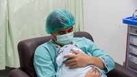 Ini momen Billy Syahputra menggendong anaknya pertama kali. Foto: dok instagram Billy Syahputra dan Vika Kolesnaya