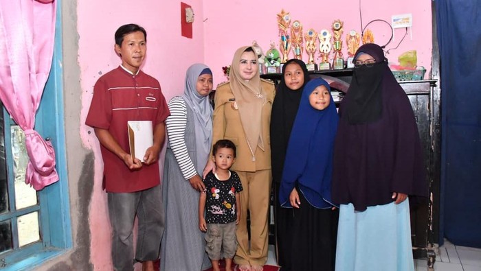 Bupati Pekalongan, Fadia Arafiq, saat mengunjungi kediaman Aqila di Desa Kaibahan, RT 05 RW 02, Kecamatan Kesesi, Pekalongan.