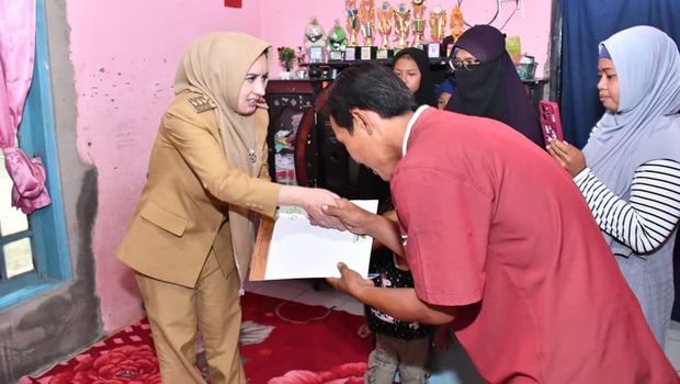 Bupati Pekalongan, Fadia Arafiq, saat mengunjungi kediaman Aqila di Desa Kaibahan, RT 05 RW 02, Kecamatan Kesesi, Pekalongan.