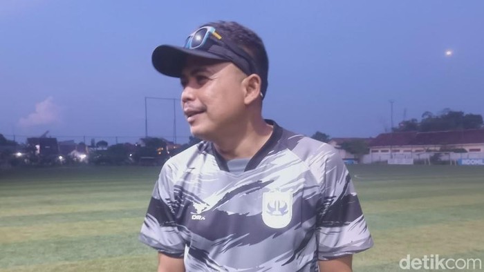 Caretaker PSIS, Ega Raka saat ditemui di lapangan Wisesa, Mranggen, Rabu (1/10/2025).