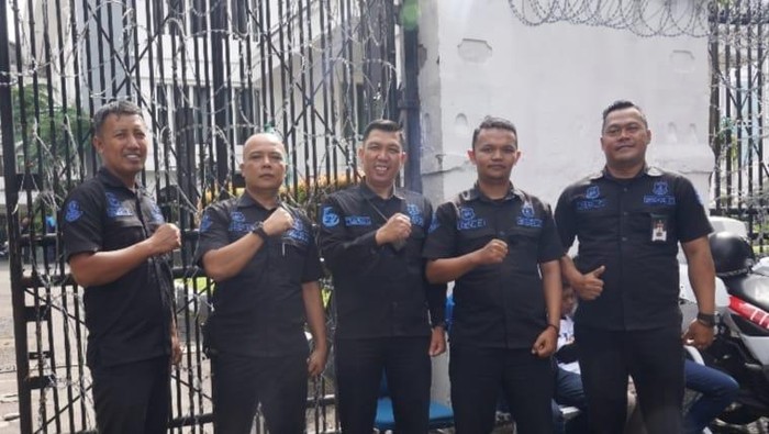 Cecep (kedua dari kiri) pamdal Gedung DPRD Jabar