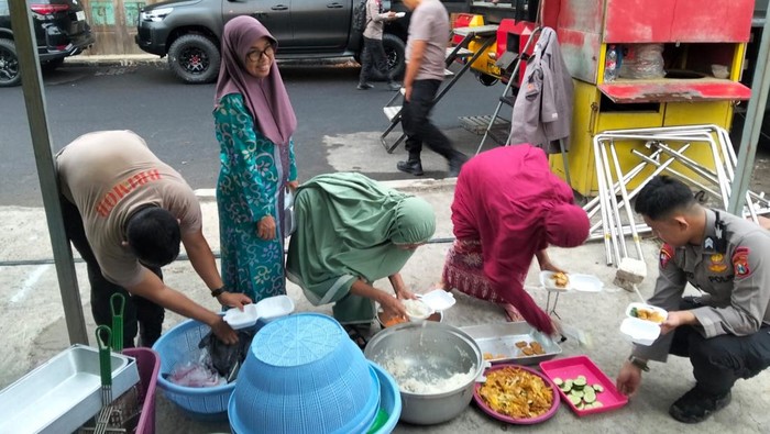Dapur umum yang didirikan oleh Polda Jatim di Ponpes Al Khoziny Sidoarjo.