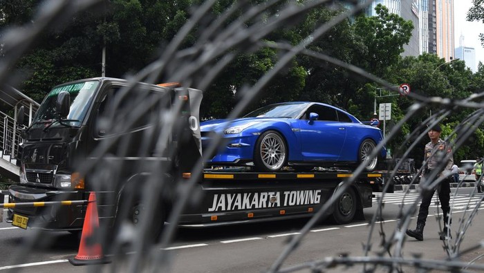 Dari Moge hingga Mobil Mewah, Sitaan Kasus K3 Kemnaker Dipindahkan ke Rupbasan KPK Petugas menggunakan mobil derek saat memindahkan sejumlah kendaraan sitaan kasus dugaan pemerasan sertifikasi Keselamatan dan Kesehatan Kerja (K3) di Kementerian Ketenagakerjaan di Gedung Merah Putih KPK, Jakarta, Rabu (1/10/2025). Sebanyak 32 unit kendaraan yang terdiri dari 25 unit mobil dan 7 unit motor yang disita dalam kasus dugaan korupsi yang menjerat mantan Wakil Menteri Ketenagakerjaan Immanuel Ebenezer dipindahkan ke Rumah Penyimpanan Benda Sitaan Negara (Rupbasan) KPK. ANTARA FOTO/Indrianto Eko Suwarso