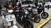 Deretan kendaraan sitaan itu menarik perhatian, lantaran tak sedikit yang berkelas premium. Sejumlah mobil berwarna mencolok terlihat diangkut menggunakan derek, menandakan nilai aset yang cukup fantastis. ANTARA FOTO/Indrianto Eko Suwarso