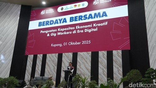 Kemenko PM Leontinus Alpha, saat menjadi pemateri di GMIT Center, Kupang.
