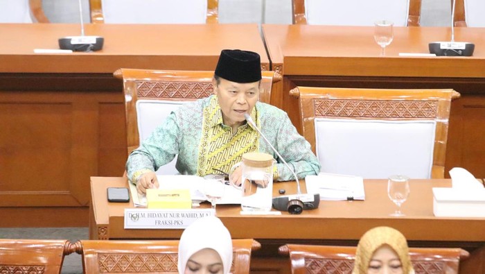 Di Hadapan Ratusan Guru, HNW Tegaskan Konstitusionalitas Pendidikan Islam