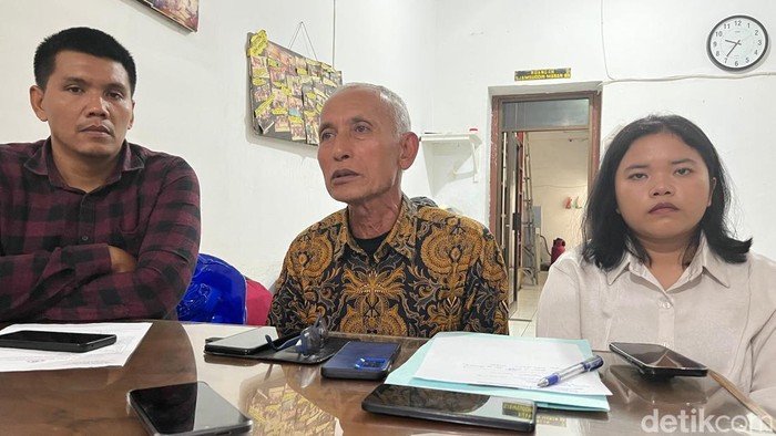 Direktur LBH Medan Irvan (kiri) bersama ayah Nico Saragih (tengah) dan Staf LBH Medan Artha Sigalingging (kanan) saat konferensi pers. (Finta Rahyuni/detikSumut)
