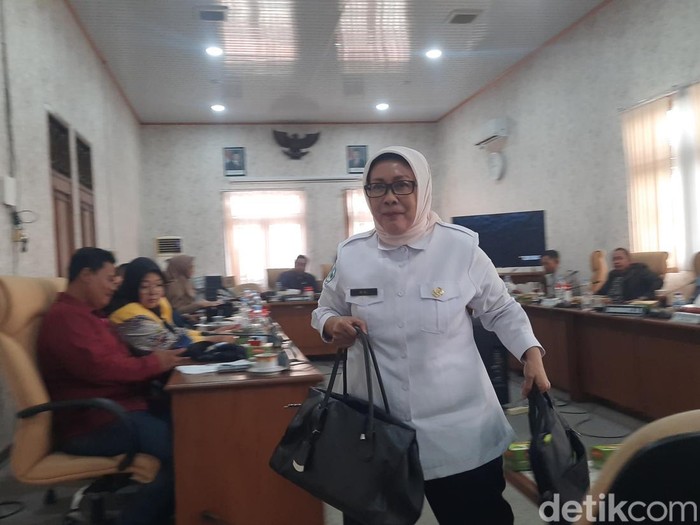 Direktur RSUD Pati Rini Susilowati saat hadir di rapat pansus pemakzulan Bupati Pati Sudewo di DPRD Pati, Rabu (1/10/2025).