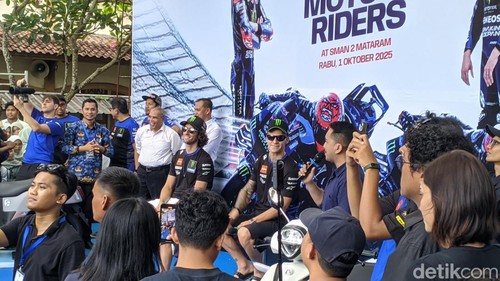Dua Rider Monster Energy Yamaha Alex Rins dan Fabio Quartararo saat menyapa ribuan siswa-siswi di SMAN 2 Mataram, Rabu (1/10/2025). (Ahmad Viqi/detikBali)