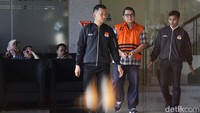 Mantan Dirut PT PGN, Hendi Prio Santoso, tampil mengenakan rompi tahanan dan tangan terborgol saat jumpa pers penahanan di Gedung Merah Putih KPK, Jakarta, Rabu (1/10/2025). 