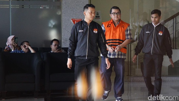 Mantan Dirut PT PGN, Hendi Prio Santoso, tampil mengenakan rompi tahanan dan tangan terborgol saat jumpa pers penahanan di Gedung Merah Putih KPK, Jakarta, Rabu (1/10/2025).