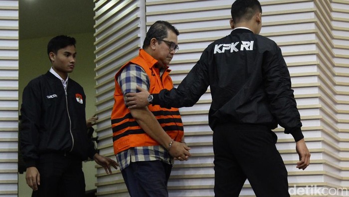 Mantan Dirut PT PGN, Hendi Prio Santoso, tampil mengenakan rompi tahanan dan tangan terborgol saat jumpa pers penahanan di Gedung Merah Putih KPK, Jakarta, Rabu (1/10/2025).