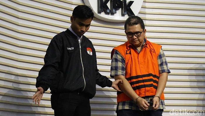 Mantan Dirut PT PGN, Hendi Prio Santoso, tampil mengenakan rompi tahanan dan tangan terborgol saat jumpa pers penahanan di Gedung Merah Putih KPK, Jakarta, Rabu (1/10/2025).