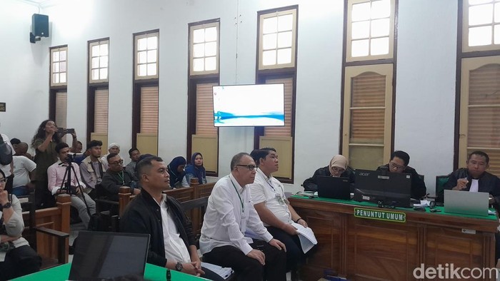 Eks Pj Sekda-Eks Kapolres hadir sebagai saksi dalam sidang korupsi proyek jalan di Pengadilan Negeri Medan (Nizar Aldi/detikSumut)