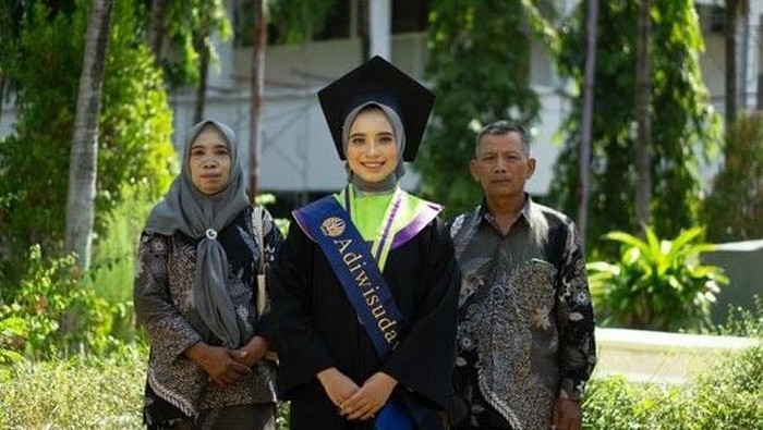 Ela, wisudawan terbaik Unesa