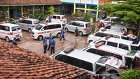 Mobil ambulance terparkir saat evakuasi siswa korban keracunan makan bergizi gratis (MBG). Dinas Kesehatan Kota Banjar mengevakuasi siswa yang diduga keracunan MBG untuk dilakukan penanganan. Foto: ANTARA FOTO/Adeng Bustomi