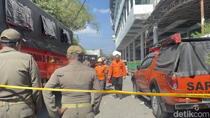 Evakuasi santri yang tertimbun reruntuhan musala Ponpes di Sidoarjo