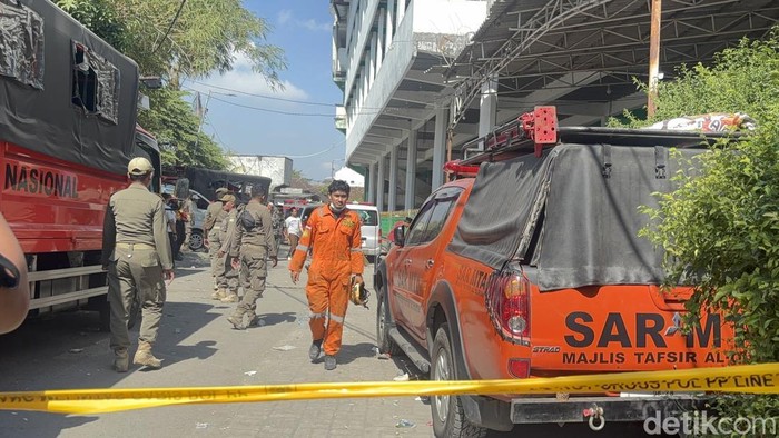 Evakuasi santri yang tertimbun reruntuhan musala Ponpes di Sidoarjo