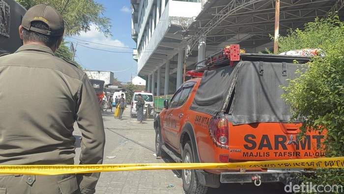Evakuasi santri yang tertimbun reruntuhan musala Ponpes di Sidoarjo