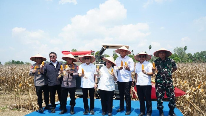Foto bersama panen jagung di OKU Timur, Sumatera Selatan.