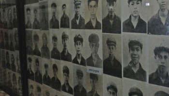 Di dalam penjara Tuol Sleng yang terkenal kejam, yang dikenal sebagai S-21, Khmer Merah dengan cermat memotret ribuan tahanan mereka sebelum memenggal dan menghabisi mereka. Potret-potret hitam-putih yang menghantui ini menampilkan pria, wanita, dan bahkan anak-anak yang menatap langsung ke kamera pada saat-saat terakhir sebelum kematian mereka. Setelah rezim jatuh, rekaman-rekaman itu tersebar, meninggalkan sebagian besar wajah-wajah ini tanpa nama, identitas mereka dihapus oleh rezim yang mendokumentasikan pemusnahan sistematis mereka.Foto: Boredpanda