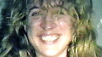 Ketika polisi menangkap Lonnie Franklin Jr., pria yang dihukum sebagai pembunuh berantai Grim Sleeper, mereka menemukan koleksi lebih dari 1.000 foto dan video yang mengerikan di rumahnya. Foto-foto tersebut menampilkan puluhan perempuan, banyak di antaranya tampak pingsan, tertidur, atau mungkin meninggal. Pihak berwenang merilis 180 foto tersebut ke publik dalam upaya putus asa untuk mengidentifikasi para perempuan tersebut dan menentukan apakah mereka korban tambahan yang tidak diketahui dari pembunuhan berantai yang telah berlangsung puluhan tahun di Los Angeles. Foto: Boredpanda