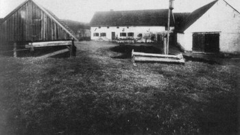 Foto post-mortem ini menunjukkan enam korban pembantaian Hinterkaifeck yang mengerikan dan belum terpecahkan di Jerman. Pada tahun 1922, seluruh keluarga dan pembantu mereka dipancing satu per satu ke dalam lumbung mereka dan dibantai dengan cangkul. Pelaku yang tidak diketahui kemudian tinggal di rumah tersebut selama tiga hari, mengurus ternak dan makan, sementara jasad-jasad mereka terbaring beku di luar. Foto yang diambil setelah jasad-jasad tersebut ditemukan ini menangkap kengerian akibat kejahatan yang didahului oleh suara langkah kaki di loteng dan kejadian-kejadian aneh lainnya di lahan pertanian terpencil tersebut. Foto: Boredpanda