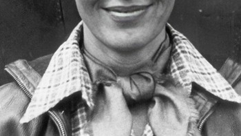 Foto ini mengabadikan penerbang perintis Amelia Earhart di sayap pesawat Lockheed Electra miliknya, pesawat yang sama yang diterbangkannya ketika ia menghilang di atas Samudra Pasifik pada tahun 1937. Foto ini, yang diambil tepat sebelum usahanya yang gagal untuk mengelilingi dunia, telah menjadi representasi ikonis dari jiwa petualangnya. Foto ini menjadi kilasan terakhir yang menghantui sang pilot terkenal sebelum ia dan navigatornya, Fred Noonan, menghilang tanpa jejak. Foto: Boredpanda