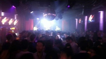 Foto Nightclub KISS ini diunggah di Facebook oleh salah satu DJ. Malam itu, 245 orang tewas dan lebih dari 680 orang terluka ketika band Gurizada Fandangueira menyalakan suar yang menyulut busa akustik yang mudah terbakar di langit-langit. Tidak ada cukup pintu darurat, tempat itu penuh sesak oleh ratusan orang, dan petugas keamanan menjebak para korban di dalam untuk mengatur kerumunan. Foto: Boredpanda