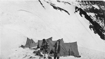 Foto lama para pendaki gunung dari tahun 1924. Pria-pria dalam foto ini adalah George Mallory (kiri), pendaki gunung terhebat di awal abad ke-20, dan rekan pendakiannya, Sandy Irvine (kanan), di perkemahan awal mereka di Everest. Dua hari kemudian, mereka mencoba mencapai puncak dan menghilang tanpa jejak. Suku Bunga KPR Turun ke Titik Terendah dalam Hampir 3 Tahun. Akhirnya Saatnya Refinansi? Foto: Boredpanda
