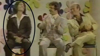 Ini adalah foto acara kuis era 1970-an, The Dating Game. Pria yang dilingkari adalah pembunuh berantai Rodney Alcala. Saat tampil di acara itu, ia telah memperkosa beberapa perempuan dan membunuh setidaknya satu perempuan. Ia memenangkan permainan, tetapi perempuan itu menolak untuk berkencan dengannya karena merasa ada banyak tanda bahaya. Bayangkan betapa leganya ia. Foto: Boredpanda