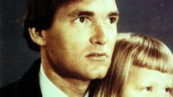Seorang ayah dan putrinya berpose untuk foto keluarga, namun gadis itu, Suzanne Marie Sevakis, adalah anak tiri Franklin Delano Floyd yang diculiknya sekitar tahun 1974 saat berusia di bawah 10 tahun. Floyd membesarkannya sebagai putrinya, menyekolahkannya dengan nama samaran, lalu menikahinya pada 1989 sebagai Tonya Hughes, setelah memiliki anak darinya pada 1988. Pada 1990, Tonya/Suzanne memutuskan meninggalkan Floyd bersama putranya, Michael, namun ditemukan terluka parah di pinggir jalan dan meninggal di rumah sakit. Michael diadopsi, tetapi diculik lagi oleh Floyd pada 1994 dan hilang. Floyd ditangkap pada 1994, dan fakta bahwa Tonya adalah Suzanne yang diculik terungkap pada 2014. Foto: Boredpanda
