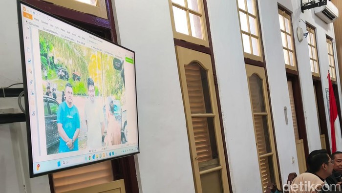 Foto Bobby Nasution dan Topan Ginting ditampilkan JPU dalam sidang korupsi proyek jalan di Pengadilan Negeri Medan. (Nizar Aldi/detikSumut)