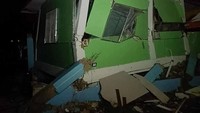 Sejumlah bangunan mengalami kerusakan parah, termasuk gereja bersejarah yang runtuh sebagian.Anadolu via Getty Images