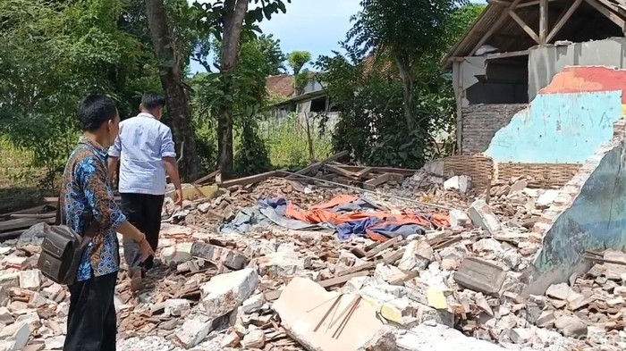 Bangunan Madrasah Raudlatul Faizin di Desa Sokaan, Kecamatan Krejengan, Kabupaten Probolinggo ambruk
