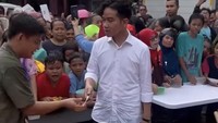 Gibran Rakabuming juga pernah ditantang memasak tongseng berukuran raksasa. Setelah matang, tongsengnya langsung dibagikan kepada seluruh rakyat yang sudah menunggu. Foto: TikTok & Instagram @gibran_rakabuming