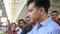 Pasar tradisional juga menjadi destinasi blusukannya. Gibran  berbincang langsung dengan bertanya keluh kesah kepada penjual sayuran di sana. Foto: TikTok & Instagram @gibran_rakabuming