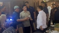 Pada suatu kesempatan, Gibran menyambangi Titiek Soeharto. Keduanya mengadakan pertemuan santai sambil menikmati hidangan di Warung Kopi Klotok. Foto: TikTok & Instagram @gibran_rakabuming