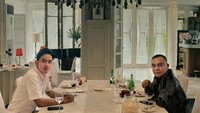 Sebagai tokoh politik, Gibran menjalin hubungan baik dengan pejabat lainnya. Misalnya seperti makan bersama Sufmi Dasco, Wakil Ketua DPR RI. Foto: TikTok & Instagram @gibran_rakabuming