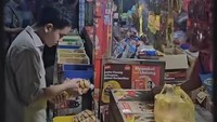 Gibran juga memeriksa bahan-bahan makanan yang dijajakan di pasar. Ia melihat keterangan pada kemasan makanan dengan seksama. Foto: TikTok & Instagram @gibran_rakabuming
