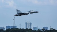 Pesawat tempur Sukhoi SU27/30 lepas landas untuk melakukan gladi demo udara di Lanud Halim Perdanakusuma, Jakarta, Rabu (1/10/2025). Foto: ANTARA FOTO/ASPRILLA DWI ADHA