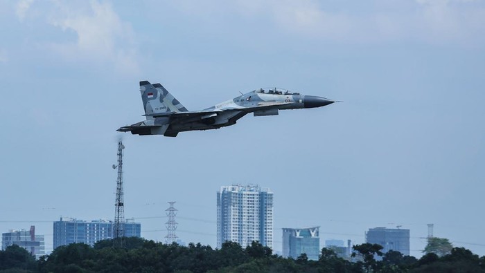 Gladi demo udara jelang HUT ke-80 TNI Pesawat tempur Sukhoi SU27/30 lepas landas untuk melakukan gladi demo udara di Lanud Halim Perdanakusuma, Jakarta, Rabu (1/10/2025). TNI Angkatan Udara menggelar gladi demo udara dalam rangka persiapan memeriahkan HUT ke-80 TNI pada 5 Oktober 2025 di Monas dengan menampilkan pesawat KT-1B Woong Bee Jupiter Aerobatik Team, pesawat temput F-16 Fighting Falcon, Pesawat Grob G-120 TP-A , pesawat temput Sukhoi SU27/30 dan pesawat temput T-50i Golden Eagle. ANTARA FOTO/Asprilla Dwi Adha/foc.