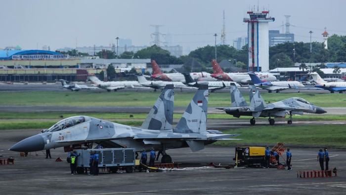 Pesawat temput Sukhoi SU27/30 bersiap lepas landas untuk gladi demo udara di Lanud Halim Perdanakusuma, Jakarta, Rabu (1/10/2025). TNI Angkatan Udara menggelar gladi demo udara dalam rangka persiapan memeriahkan HUT ke-80 TNI pada 5 Oktober 2025 di Monas dengan menampilkan pesawat KT-1B Woong Bee Jupiter Aerobatik Team, pesawat temput F-16 Fighting Falcon, Pesawat Grob G-120 TP-A , pesawat temput Sukhoi SU27/30 dan pesawat temput T-50i Golden Eagle. ANTARA FOTO/Asprilla Dwi Adha/foc.