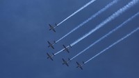TNI Angkatan Udara menggelar gladi demo udara dalam rangka persiapan memeriahkan HUT ke-80 TNI pada 5 Oktober 2025 di Monas dengan menampilkan pesawat KT-1B Woong Bee Jupiter Aerobatik Team, pesawat temput F-16 Fighting Falcon, Pesawat Grob G-120 TP-A , pesawat temput Sukhoi SU27/30 dan pesawat temput T-50i Golden Eagle. Foto: ANTARA FOTO/ASPRILLA DWI ADHA