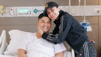 Dari lubuk hati terdalam aku mau bilang Terima kasih Tuhan Yesus sudah mempertemukan aku dengan Glenn, dan kalo sampai nanti aku dilahirkan kembali di kehidupan berikutnya tolong pertemukan aku dengan Glenn lagi. Dalam suka dan duka. Sehat dan sakit. Happy dan Grumpy. Untung dan Malang. Sampai maut memisahkan kita. Selamat satu dekade pernikahan kita sayang, tulis Chelsea di Instagram. (Foto: dok Instagram glennalinskie)