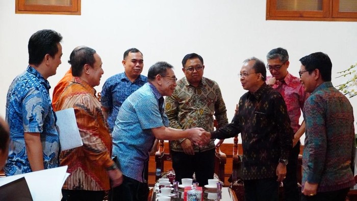 Gubernur Bali Wayan Koster dan Bupati Badung I Wayan Adi Arnawa memanggil manajemen GWK di Jayasabha, Senin (30/9/2025). (Humas Pemprov Bali)