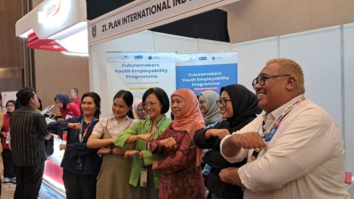 Faiq AzmiGubernur Jatim Khofifah saat menghadiri acara Job Fair Inklusif 2025 bertajuk Merdeka Berkarir: Find Your Bright Future di Surabaya.